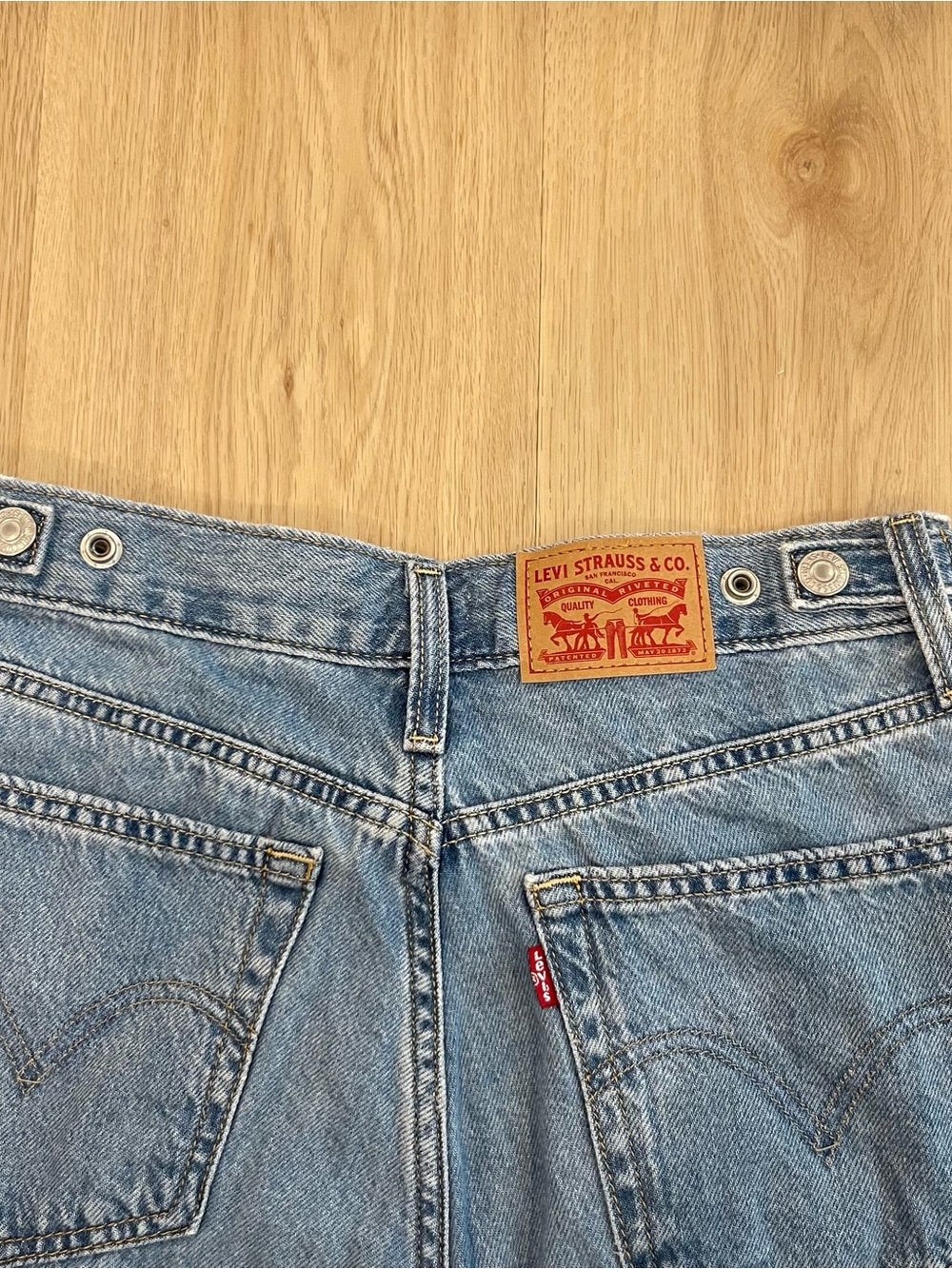 Levi's High Rise Cinched Baggy Jeans - Picture 7 of 10